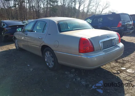 2005 Lincoln Town Car Signature Limited z USA, uszkodzony, nr VIN 1LNHM82W05Y660499